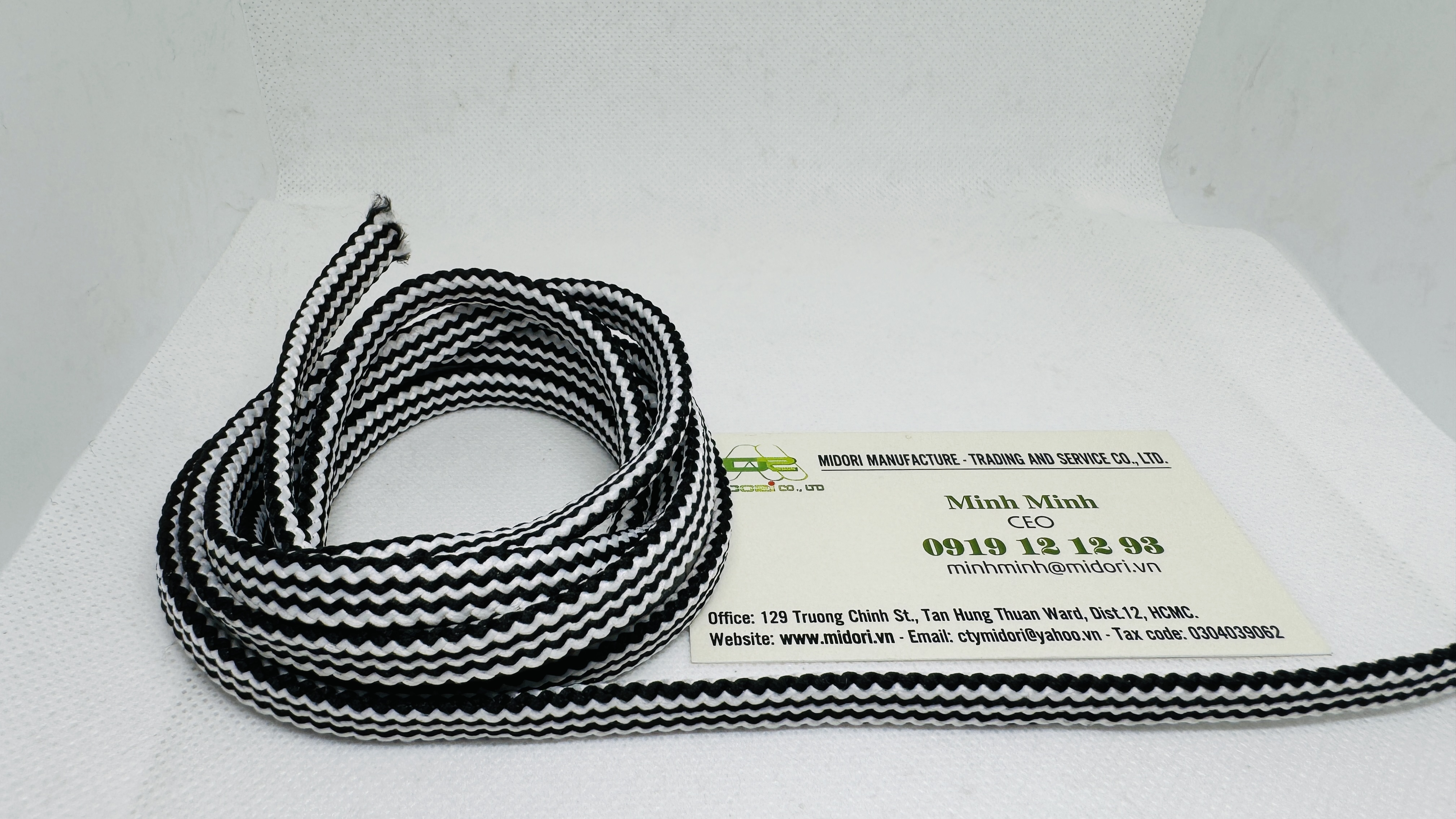  gia công dây dù, dây se, dây bẹn, dây dù, dây máy lắc đi 2 màu sọc thẳng màu trắng đen